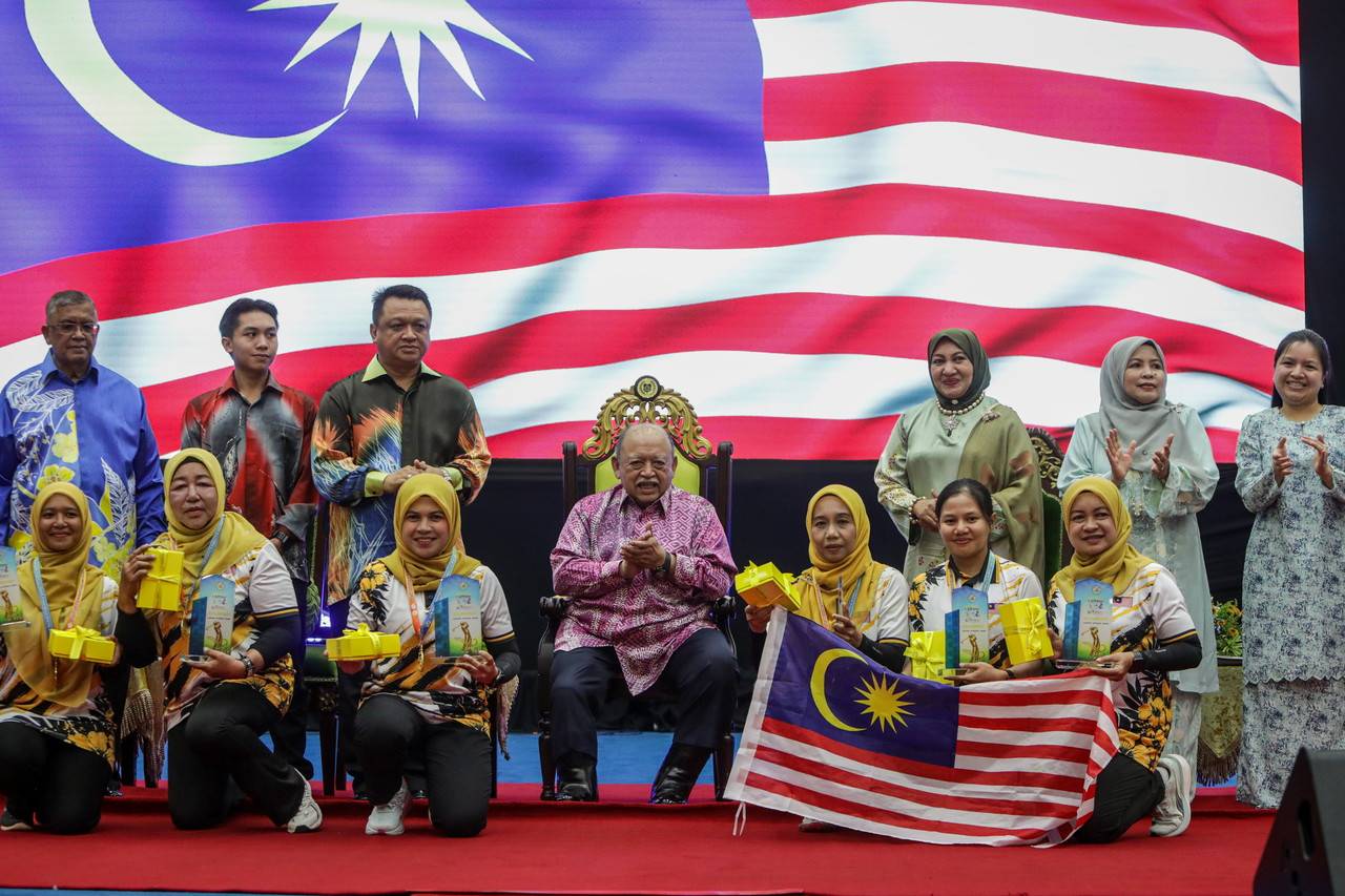 The Raja of Perlis Tuanku Syed Sirajuddin Jamalullail graced the closing ceremony of the 10th Woodball World Cup and the 26th Malaysian International Open Woodball Championship 2026 at Dewan 2020 on Aug 30, 2026 last night.
Also in attendance were the Raja Muda of Perlis Tuanku Syed Faizuddin Putra Jamalullail and the Raja Puan Muda of Perlis Tuanku Dr Hajah Lailatul Shahreen Akashah Khalil.
The tournament saw Malaysia emerge as the overall champion after winning seven gold medals, 12 silver medals and nine bronze medals. (BERNAMA PHOTOS)