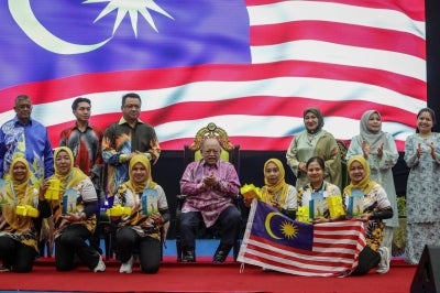 The Raja of Perlis Tuanku Syed Sirajuddin Jamalullail graced the closing ceremony of the 10th Woodball World Cup and the 26th Malaysian International Open Woodball Championship 2026 at Dewan 2020 on Aug 30, 2026 last night.
Also in attendance were the Raja Muda of Perlis Tuanku Syed Faizuddin Putra Jamalullail and the Raja Puan Muda of Perlis Tuanku Dr Hajah Lailatul Shahreen Akashah Khalil.
The tournament saw Malaysia emerge as the overall champion after winning seven gold medals, 12 silver medals and nine bronze medals. (BERNAMA PHOTOS) 