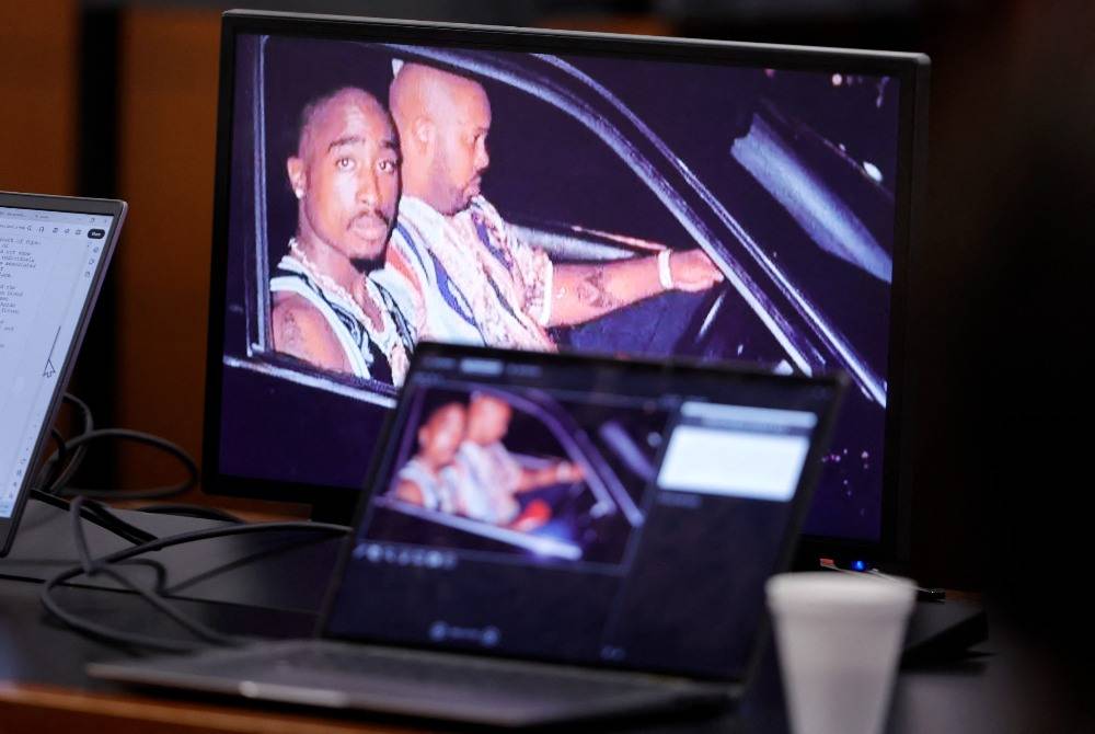 A 1996 photo of rapper Tupac Shakur (L) and Marion “Suge” Knight is shown on screens during closing arguments in the Duane Davis murder trial, related to the 1996 killing of rapper Tupac Shakur, at Clark County District Court at the Regional Justice Center in Las Vegas, Nevada, on Aug 31, 2026. - (Photo by STEVE MARCUS / POOL / AFP)