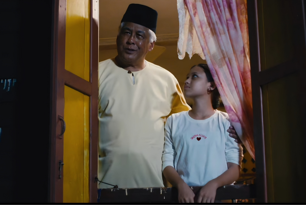 Veteran actor Datuk Jalaluddin Hassan, who portrays a grandfather spending quiet moments with his granddaughter, played by rising child star Zarra Zhaf. Photo courtesy of Petra.