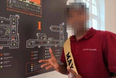 KL City Gallery clarified that the foreign staff member seen wearing a sash at the Sultan Abdul Samad Building was not a tour guide.