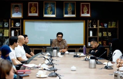 Finas CEO Datuk Azmir Saifuddin Mutalib (centre) meets representatives from Metrowealth (MiG), iQIYI, the Malaysian Communications and Multimedia Content Forum (CMCF), the Malaysian Film Producers Association (PFM) and the Malaysian Television Producers Association (PTVM) at Finas's main building today. Photo by Bernama