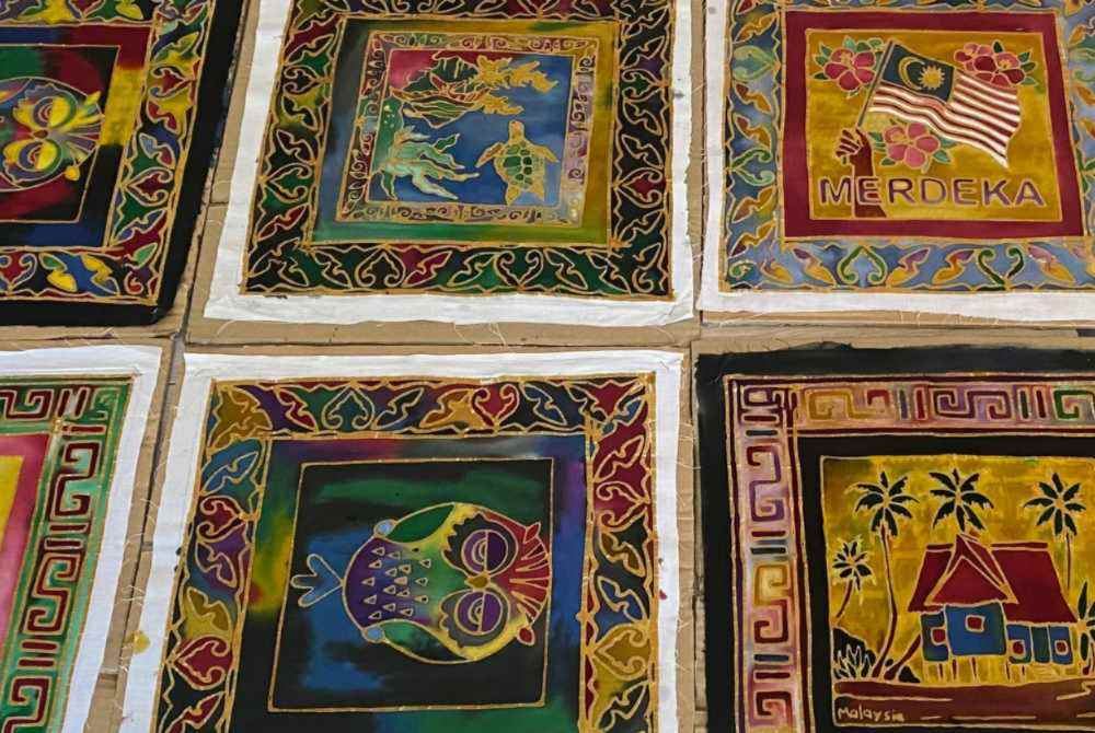 A cultural crafting session gives guests the chance to explore traditional Malaysian art through batik colouring at the resort.
