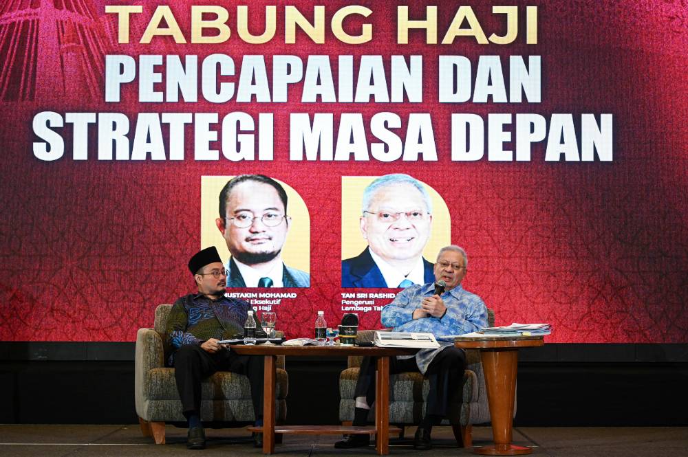 TH chairman Tan Sri Abdul Rashid Hussain (right) speaking at the "Dialog Ummah: Realiti dan Masa Depan Tabung Haji" programme organised by Himpunan Gerakan Islam Malaysia today. Also present was TH CEO Mustakim Mohamad (left). -- Photo by Bernama
