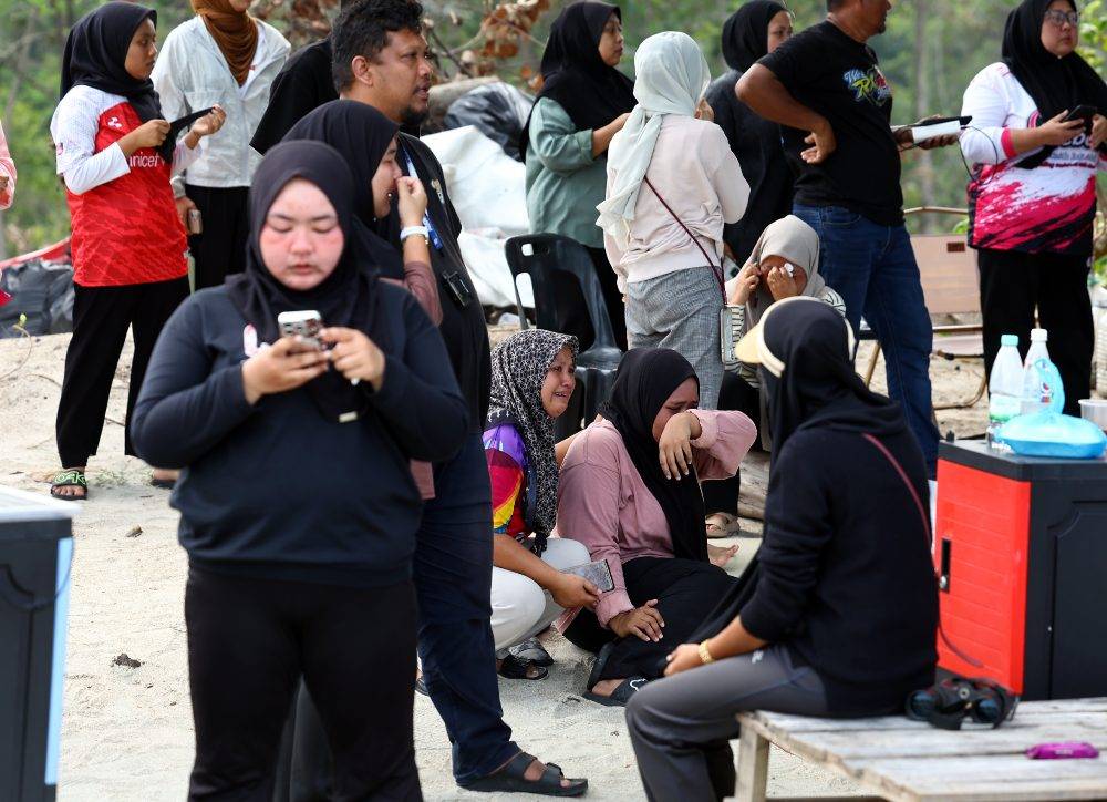 Family members of victim Mohammad Thaqif Rayyan Rumainoor could not hold back their tears after his body was found at 1.53pm today. Photo by Bernama