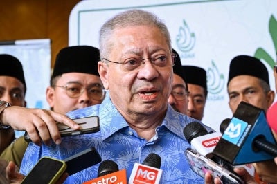 Lembaga Tabung Haji chairman Tan Sri Abdul Rashid Hussain speaking to reporters after the Dialog Ummah: Realiti dan Masa Depan TH programme, today. - Photo by Bernama