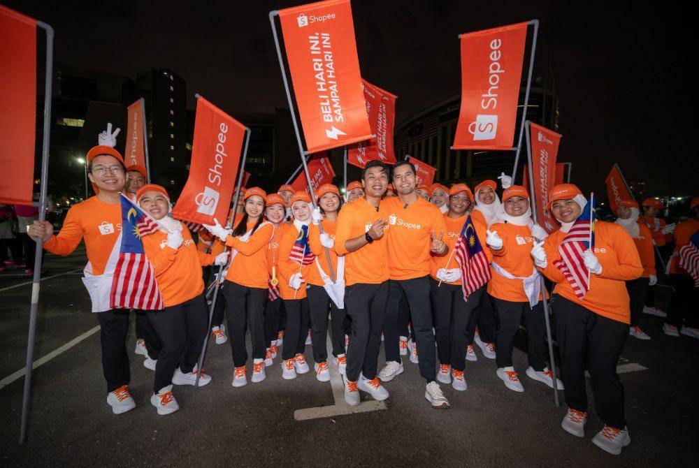 Shopee made its debut at the National Day parade with a 47-member contingent led by entrepreneur Datuk Seri Aliff Syukri Kamarzaman, while content creator Muhammad Noor Zakaria, better known as MadNor, carried the flag.