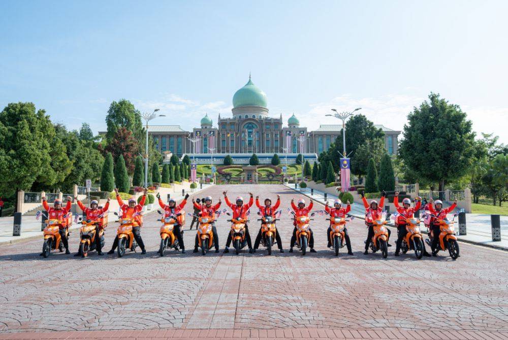 Shopee made its debut at the National Day parade with a 47-member contingent led by entrepreneur Datuk Seri Aliff Syukri Kamarzaman, while content creator Muhammad Noor Zakaria, better known as MadNor, carried the flag.