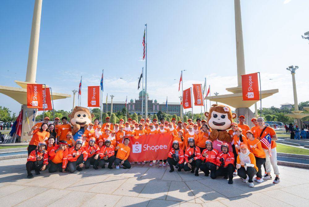 Shopee made its debut at the National Day parade with a 47-member contingent led by entrepreneur Datuk Seri Aliff Syukri Kamarzaman, while content creator Muhammad Noor Zakaria, better known as MadNor, carried the flag.