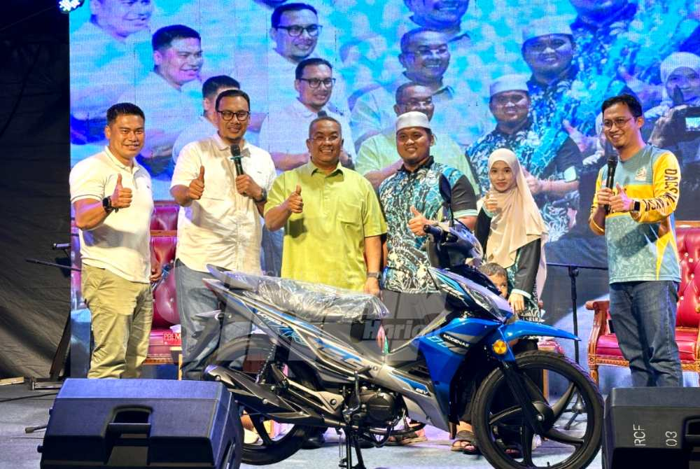 Muhammad Sanusi (third from left) during the prize giving ceremony for the lucky draw session - the winner won a motorcycle. Foto SINAR HARIAN/ADILA SHARINNI WAHID