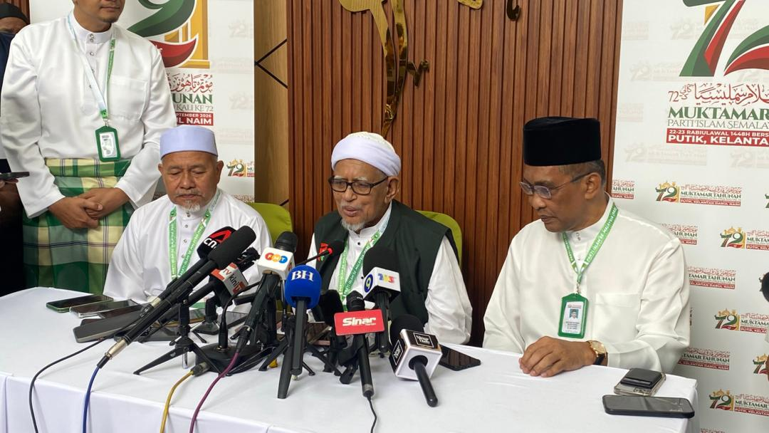 Abdul Hadi (centre) with Pas deputy president Datuk Seri Tuan Ibrahim Tuan Man and secretary-general Datuk Seri Takiyuddin Hassan. (Photo by Sharifah Shahirah)