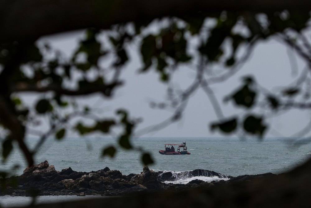 Fire and Rescue Department personnel continued the search and rescue (SAR) operation for two more missing victims on its third day at Tanjung Lompat Beach today. - Photo by Bernama
