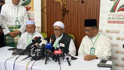 Abdul Hadi (centre) with Pas deputy president Datuk Seri Tuan Ibrahim Tuan Man and secretary-general Datuk Seri Takiyuddin Hassan. (Photo by Sharifah Shahirah)
