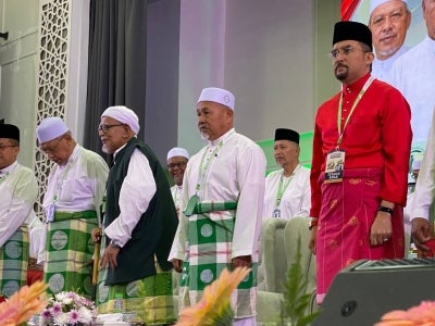Asyraf Wajdi on stage with Pas leaders. (Photo by Sinar Harian)
