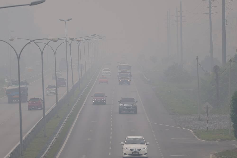 Serian in Sarawak continues to record hazardous-level Air Pollutant Index (API) readings as of 8am on Saturday (Sept 5), with three other areas nationwide recording very unhealthy levels. Photo by Bernama