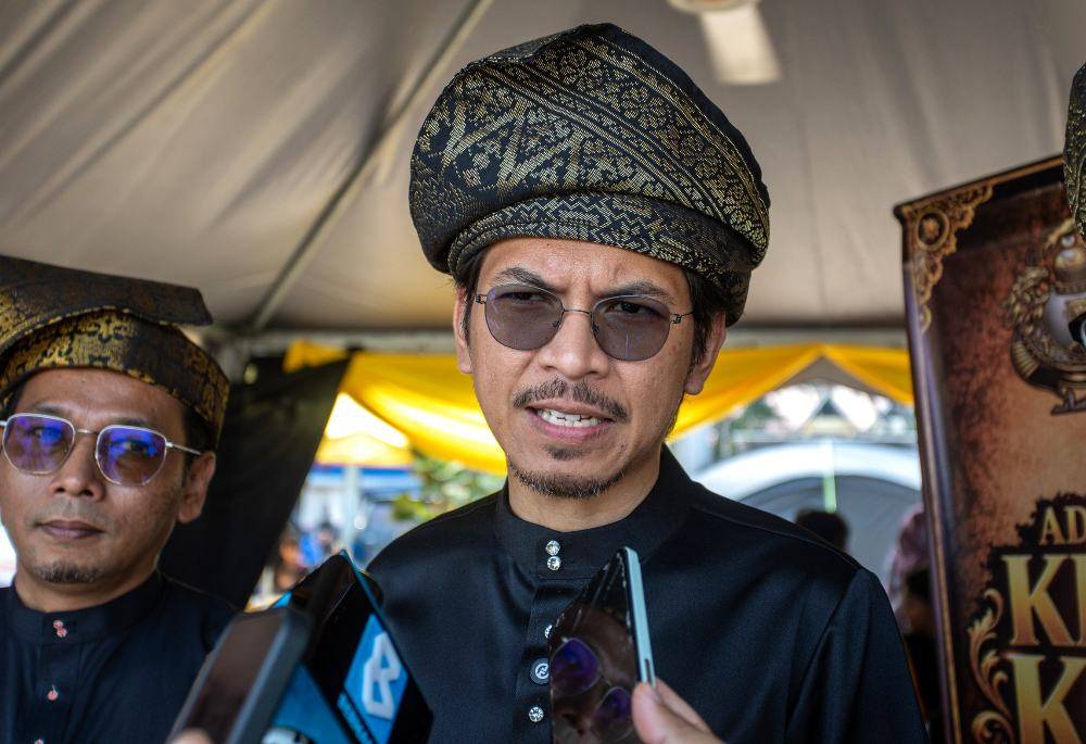Muhammad Kamil Abdul Munim officiated the National Khatam Keris Traditional Ceremony organised by the Perak branch of the Pertubuhan Silat Seni Gayong Malaysia Kebangsaan and the Silat Anak-Anak Gayong Perak Gathering at Teluk Batik Campsite here on Sunday. Photo by Bernama