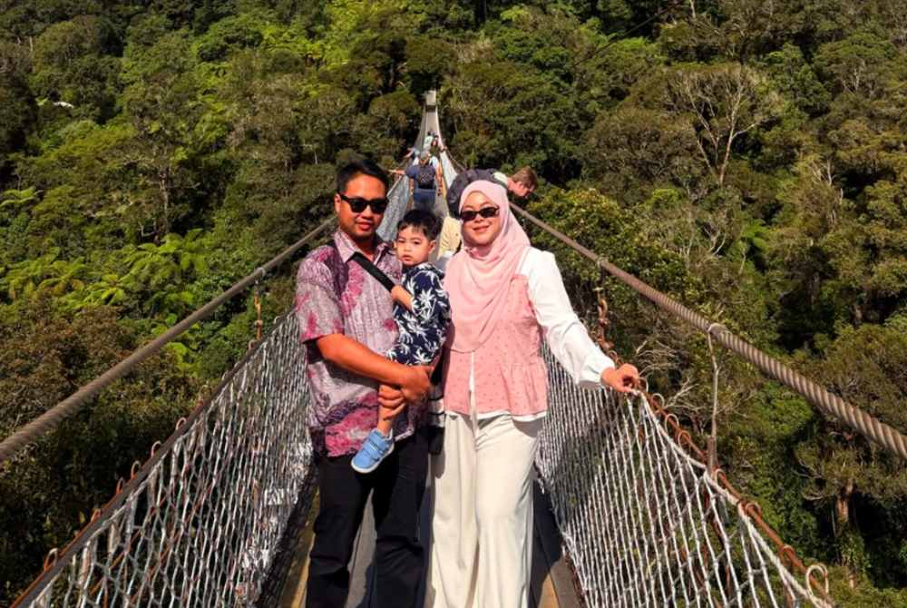 Nurul Najwa (right) with her family.