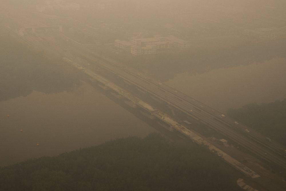 Haze from Indonesian forest fires blanketing a bridge in Kuching, the capital city of Sarawak. Photo by AFP