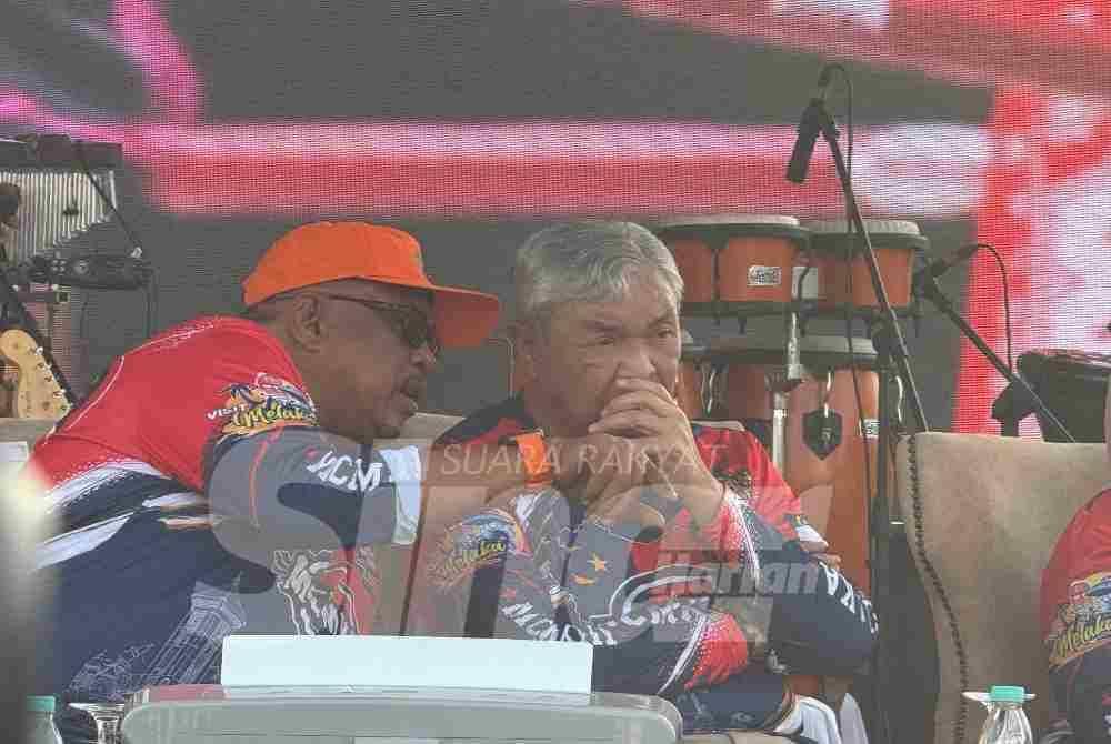 Zahid (right) and Rauf at the Anak Muda Carnival Motorcade Convoy at MITC here on Sunday.