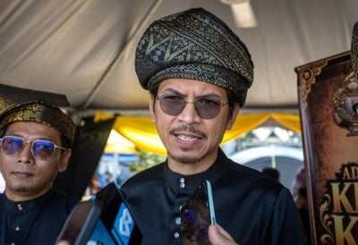 Muhammad Kamil Abdul Munim officiated the National Khatam Keris Traditional Ceremony organised by the Perak branch of the Pertubuhan Silat Seni Gayong Malaysia Kebangsaan and the Silat Anak-Anak Gayong Perak Gathering at Teluk Batik Campsite here on Sunday. Photo by Bernama
