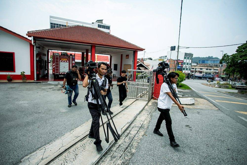 Members of the media were at the Gerik Fire and Rescue Station to cover a search and rescue (SAR) operation for individuals feared missing during a trans-mountain hiking expedition across Gunung Gerah, Bilah and Bieh (Trans GBB) today. Photo by Bernama