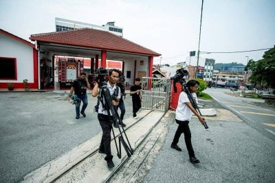 Members of the media were at the Gerik Fire and Rescue Station to cover a search and rescue (SAR) operation for individuals feared missing during a trans-mountain hiking expedition across Gunung Gerah, Bilah and Bieh (Trans GBB) today. Photo by Bernama