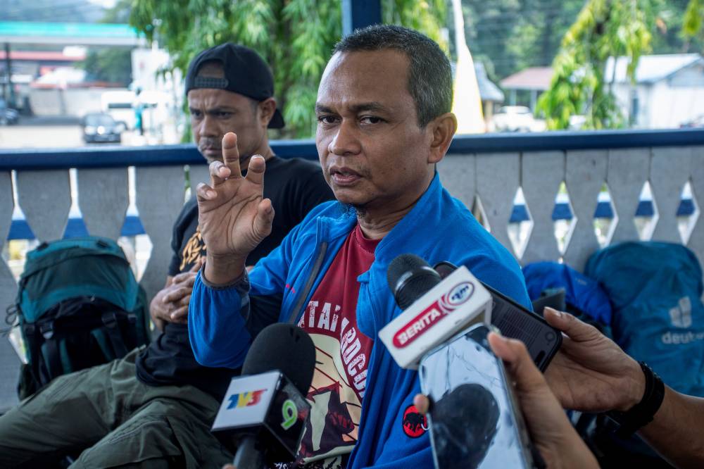 Mountain guides who took part in the Trans Gerah Expedition at Gunung Gerah, Shafiee Sidek, 49, (right) and Hazman Mamat, 43, (left), interviewed by reporters when met at the Gerik District Police Headquarters (IPD), today. - Photo by Bernama