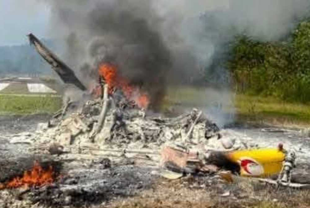 A BO-105 helicopter carrying five people, including the pilot, crashed near Long Lellang Short Take-Off and Landing Airport (STOLport), about 929 kilometres from Kuching today.