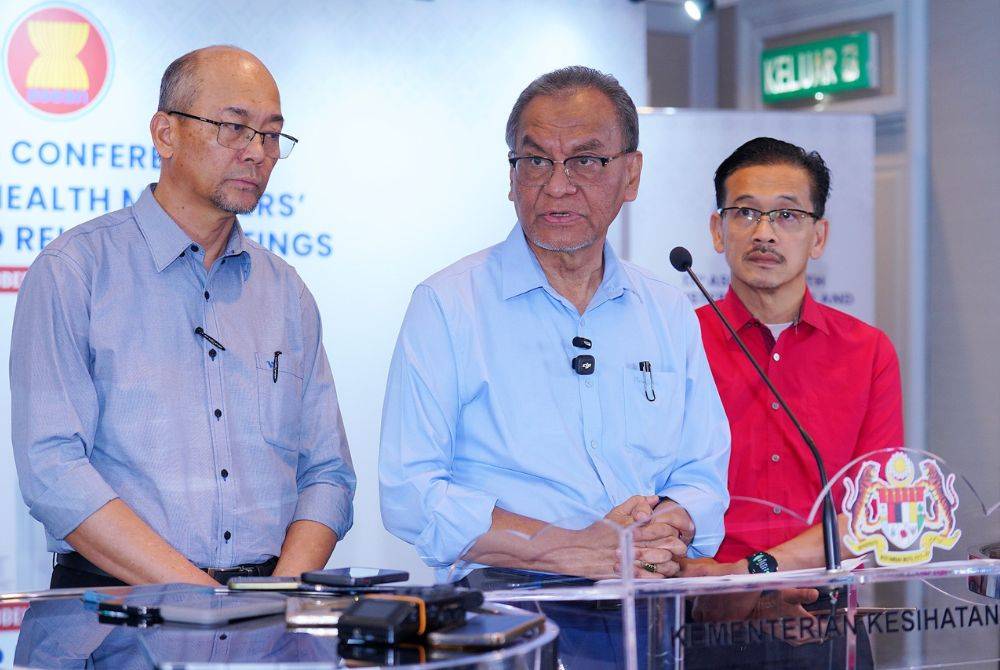 Health Minister Datuk Seri Dr Dzulkefly Ahmad (centre) speaks during a special press conference on the FDS helicopter crash at a hotel here on Wednesday.- Photo by MOHD HALIM ABDUL WAHID
