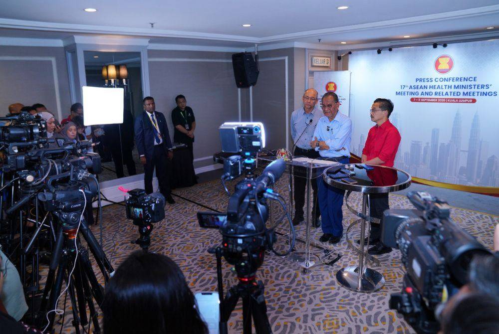 Health Minister Datuk Seri Dr Dzulkefly Ahmad (centre) speaks during a special press conference on the FDS helicopter crash at a hotel here on Wednesday. - Photo SINAR / MOHD HALIM ABDUL WAHID