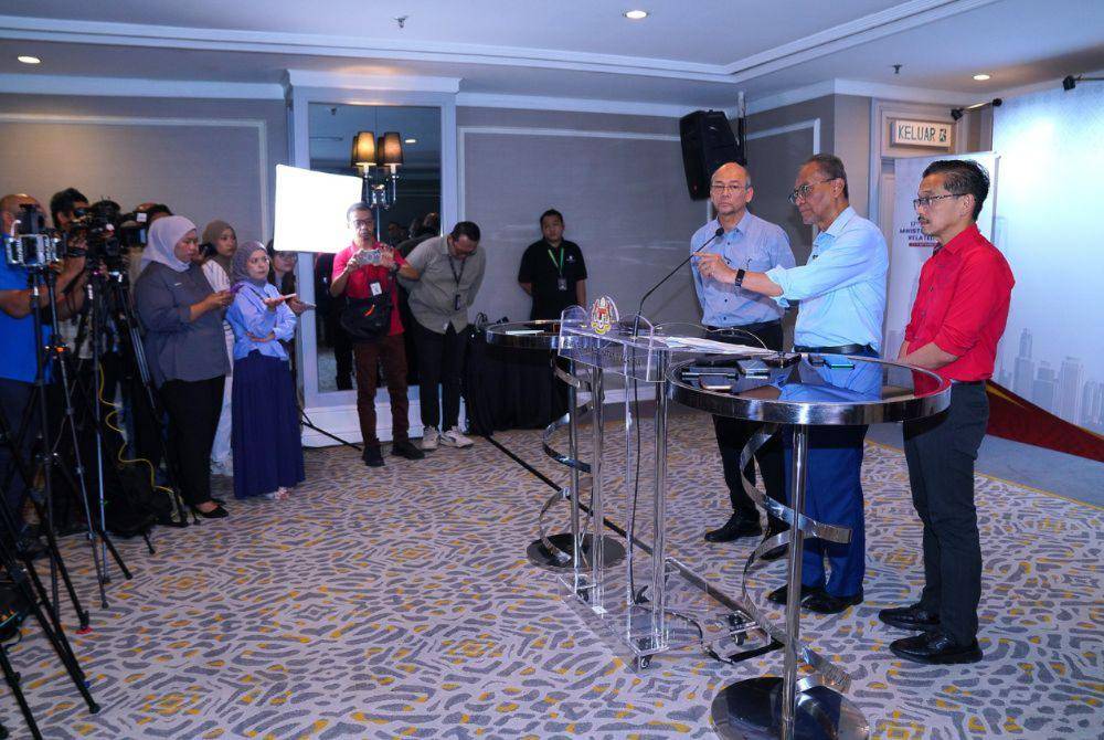 Health Minister Datuk Seri Dr Dzulkefly Ahmad (centre) speaks during a special press conference on the FDS helicopter crash at a hotel here on Wednesday. Also present was Health Director-General Datuk Dr Mahathar Abd Wahab (left). PHOTO: SINAR / MOHD HALIM ABDUL WAHID