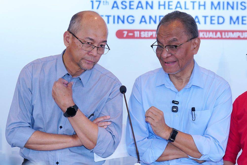 Health Minister Datuk Seri Dr Dzulkefly Ahmad (right) speaks during a special press conference on the FDS helicopter crash. Also present was Health Director-General Datuk Dr Mahathar Abd Wahab (left). - PHOTO SINAR / MOHD HALIM ABDUL WAHID