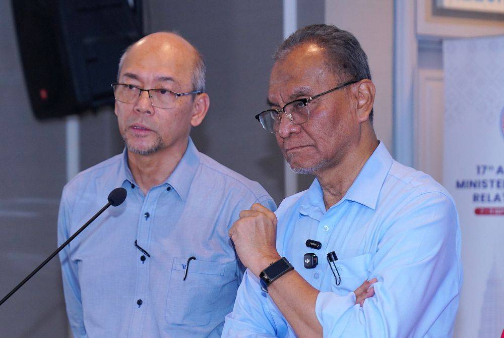 Health Minister Datuk Seri Dr Dzulkefly Ahmad (right) speaking during a special press conference on the FDS helicopter crash. Also present was Health Director-General Datuk Dr Mahathar Abd Wahab (left). - Photo by MOHD HALIM ABDUL WAHID