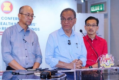 Health Minister Datuk Seri Dr Dzulkefly Ahmad (centre) speaks during a special press conference on the FDS helicopter crash at a hotel here on Wednesday.- Photo by MOHD HALIM ABDUL WAHID