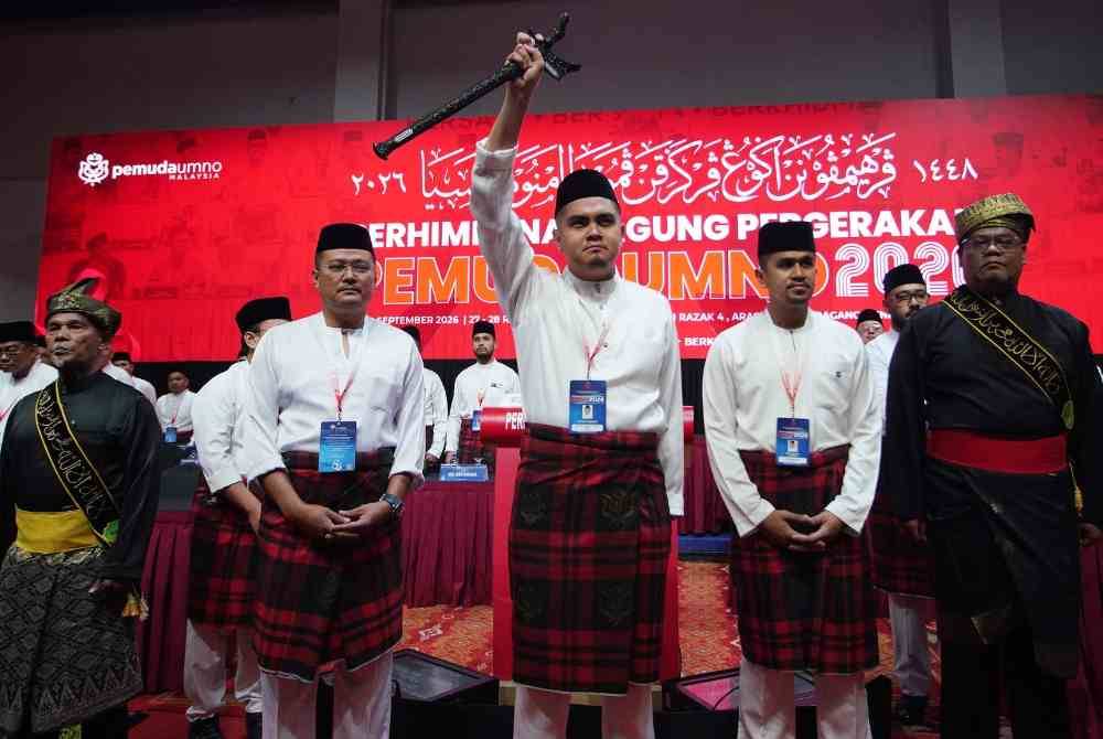 Dr Akmal (centre) delivers his policy speech at 2026 Umno assembly at WTC here on Thursday.