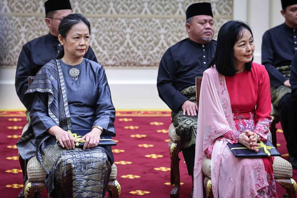 High Court Judge Alice Loke Yee Ching (right) today took her oath of office and allegiance as a Court of Appeal judge, Judicial Commissioner Elaine Yap Chin Gaik (left), meanwhile, took her oath of office and allegiance as a High Court judge. - Photo by Bernama