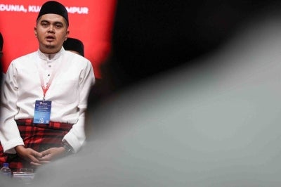 Umno Youth chief Datuk Dr Muhammad Akmal Saleh fought back tears as he paid tribute to three wing leaders who have passed away. Photo by Bernama