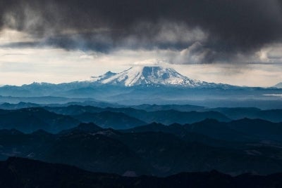 Smoke and haze blankets the Cascades around the base of Mount Rainier on Sept 21, 2020 in Washington State. - (Photo by Samuel Corum / GETTY IMAGES NORTH AMERICA / Getty Images via AFP)