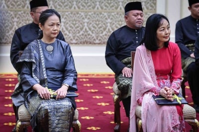 High Court Judge Alice Loke Yee Ching (right) today took her oath of office and allegiance as a Court of Appeal judge, Judicial Commissioner Elaine Yap Chin Gaik (left), meanwhile, took her oath of office and allegiance as a High Court judge. - Photo by Bernama