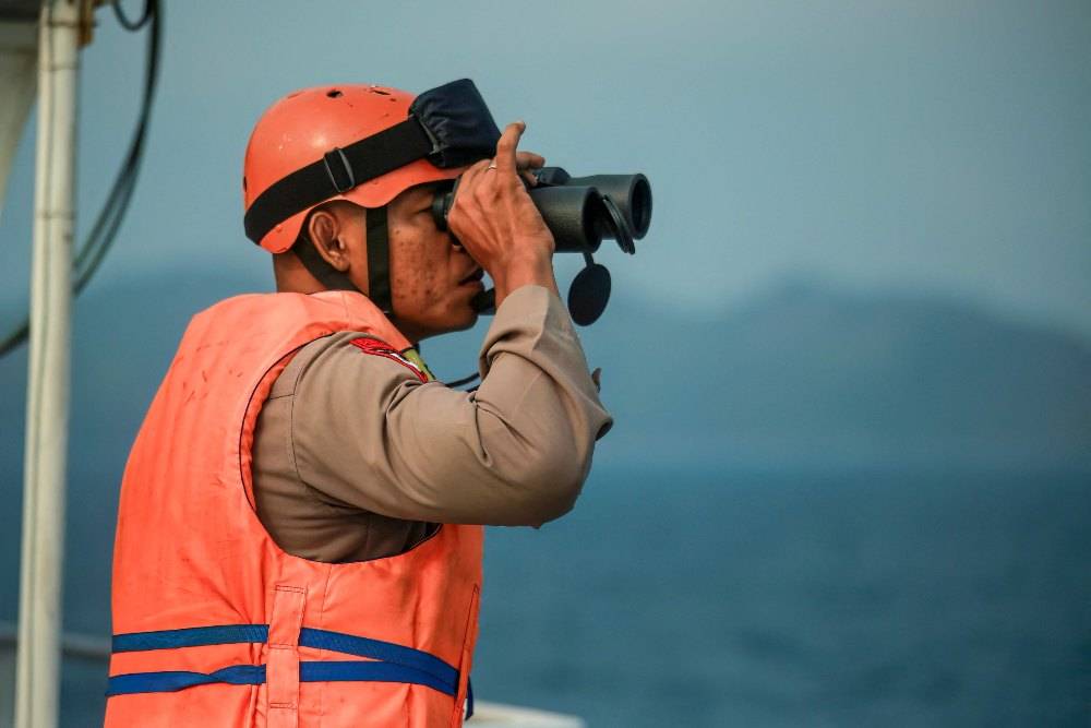 A member of team from the Lampung National Search and Rescue Agency (BASARNAS) takes part in the third day of a search operation for a speedboat carrying eight people, including five journalists sent to cover the volcanic eruption of Mount Anak Krakatau, in waters of the Sunda Strait on Sept 10. Photo by Perdiansyah/AFP