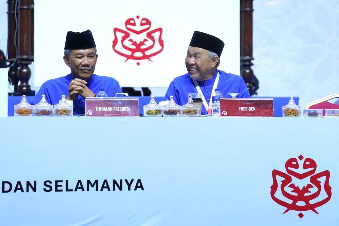 On stage, Mohamad Hasan and Ahmad Zahid Hamidi shares a moment. (Photo by Halim Wahid) 