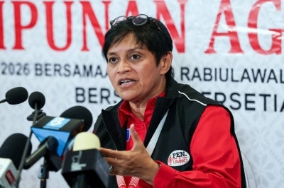 A flood of comments on social media does not necessarily mean they reflect the views of the majority, especially with artificial intelligence (AI) being used to create fake accounts and generate content, says Datuk Seri Azalina Othman Said. Photo by Bernama