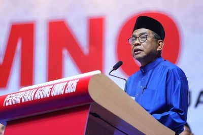 Umno vice-president Datuk Seri Khaled Nordin has called on Malays to learn from the political practices of the Chinese community, pointing to their ability to stay united on communal issues despite being split across different parties.
