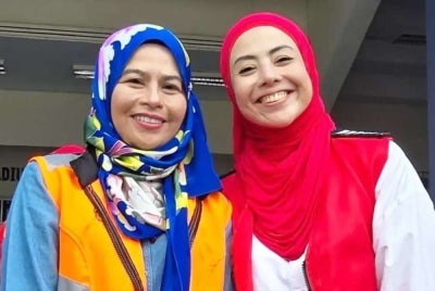 In an Instagram post accompanied by a photograph of herself with Noraini, Nurulhidayah stressed that a person's physical appearance or age should never be made the subject of jokes. - Credit photo: Instagram / @nurul.zahid