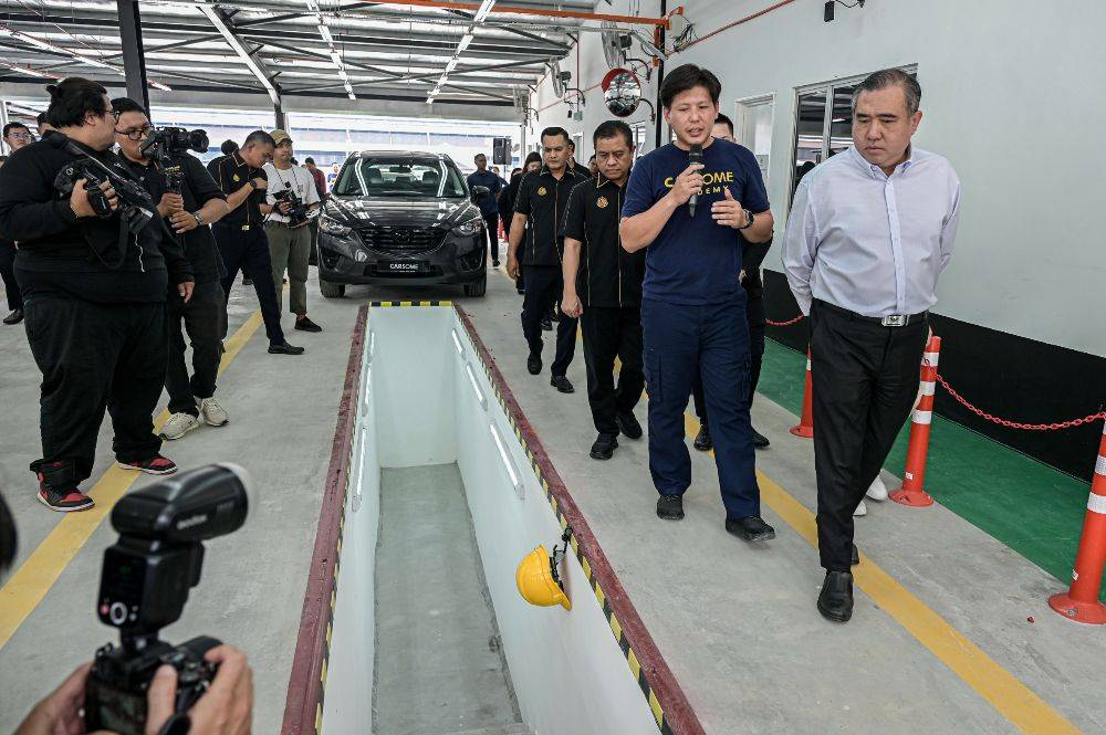 Anthony Loke at the Carsome Academy M.V.15 Vehicle Inspection Centre at the Carsome Dealer Hub here. Photo by Bernama