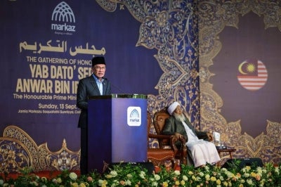 Prime Minister Datuk Seri Anwar Ibrahim delivers his speech during the ‘Gathering of Honour Prime Minister Malaysia’ and religious knowledge session at Markazu Saquafathi Sunniya, also known as Jamia Markaz. -Bernama FILE PIX