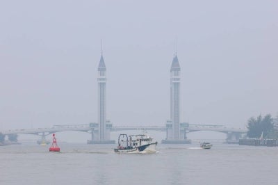 Haze blanketed the Kuala Terengganu area, reducing visibility during an observation today. As of 3pm, Kemaman recorded an unhealthy Air Pollutant Index (API) reading of 161, followed by Paka (158) and Kuala Terengganu (157). (BERNAMA PHOTO) 