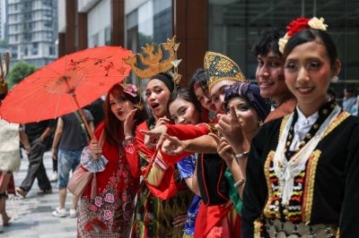 KUALA LUMPUR, Sept 16 -- Participants wear sarongs and traditional clothes at the Sarong Train Program 2026 in conjunction with Malaysia Day celebrations at Raintree Plaza, The Tun Razak Exchange (TRX), today. (BERNAMA PHOTO) 