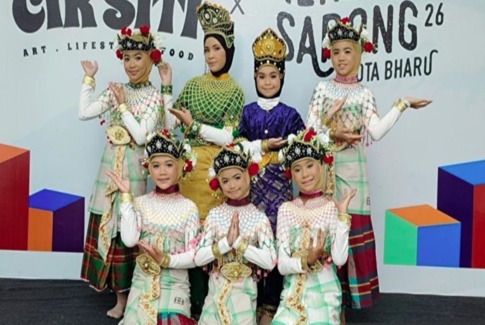 Mak Yong performance by the Makyong dance troupe from the National Department of Culture and Arts (JKKKN) Kelantan at the Keretapi Sarong 2026 Programme, held at Taman Tengku Anis, Kelantan. - Photo via Bernama