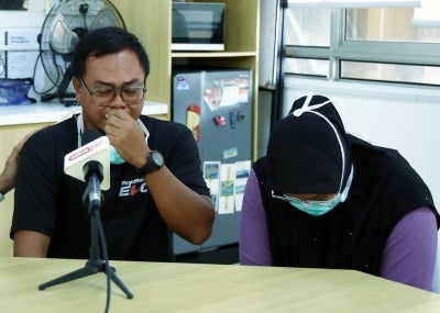 Nur Wahyuni Harun and Mohammad Hamizi Hamdan, the parents of Nur Haira Wafiqah, who suffered serious injuries after being attacked by five stray dogs earlier this month. - Photo by Bernama